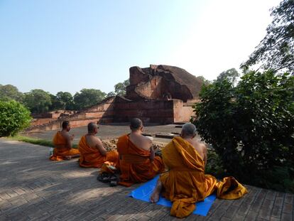 Sitio arqueológico Nalanda Mahavihara (universidad de Nalanda) en Nalanda, Bihar en India. Está integrado por los vestigios arqueológicos de un gran monasterio ("mahavihara") que llevó a cabo una importante actividad religiosa y docente desde el siglo III a.C. hasta el siglo XIII de nuestra era.