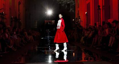 Desfile de Roberto Verino en la Galería de Cristal del Palacio de Cibeles.