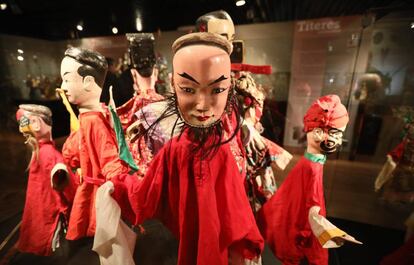 Un grupo de títeres chinos expuestos en la exposición 'De la caverna al cine: un viaje a través de los títeres', en Pozuelo de Alarcón (Madrid). 