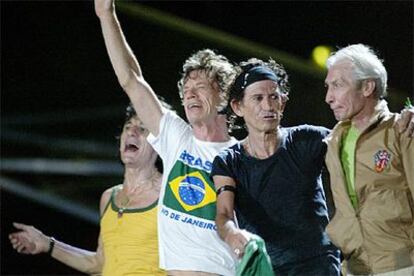 Los integrantes de los Rolling Stone saludan al público en Brasil.