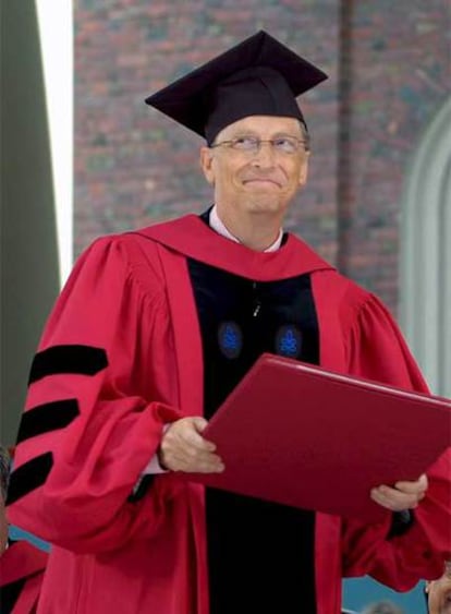 Bill Gates durante la ceremonia de graduación.