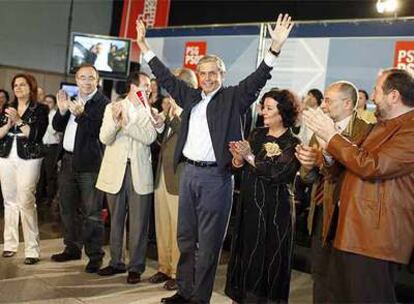 Touriño alza los brazos rodeado por los candidatos socialistas a las alcaldías de Muros, Santiago, Vigo, Ferrol, Pontevedra, Ourense y Lugo.