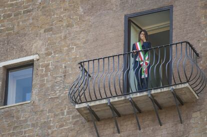 Virginia Raggi, en el balcón del Campidoglio, en su primer día como alcaldesa de Roma, el 23 de junio de 2016.