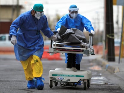 Personal sanitario traslada al Servicio Médico Forense el cuerpo de una persona fallecida por covid, en Ciudad Juárez, en diciembre de 2020.