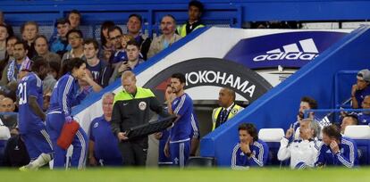 Mourinho gesticula hacia Carneiro durante la pretemporada.