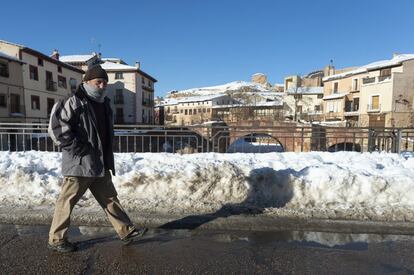 Un hombre camina por una calle de Molina de Aragón, este martes. En esta estación, la de Molina de Aragón, que acumula datos desde 1949, la temperatura de la pasada madrugada, -25,2ºC, es la más baja desde 1963 y la tercera más baja desde que tiene registros. 