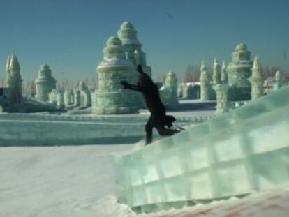 El especialista alemán Jason Paul exhibe sus acrobacias en los bordillos congelados de la Ciudad de Hielo de Harbin, en China