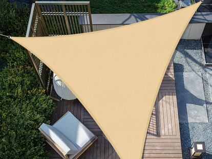 Artículo de EL PAÍS Escaparate que describe las ventajas de uso de un toldo de vela triangular de exterior.