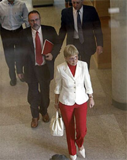 María Teresa Sáez y Eduardo Tamayo abandonan la Asamblea de Madrid.