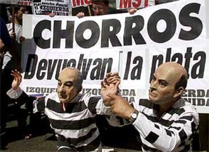 Manifestantes disfrazados como el ex presidente de la Rúa y el ex ministro Cavallo en Buenos Aires