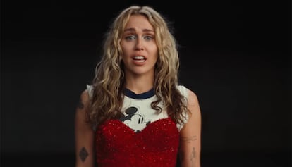 Miley Cyrus, en el videoclip de su último tema, 'I used to be young'.