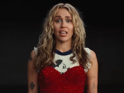 Miley Cyrus, en el videoclip de su último tema, 'I used to be young'.