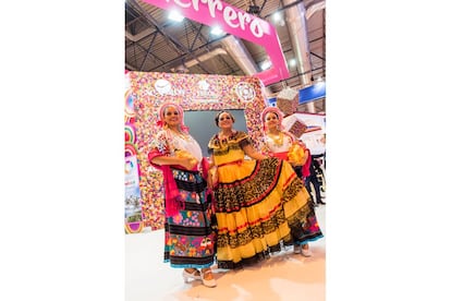 El estado mexicano de Guerrero cuenta con estand propio en Fitur, y decorado íntegramente con flores de colores confeccionadas a mano con hojas de maíz. También pueden contemplarse vestimentas tradicionales de la región, como el traje acateca, del centro del estado, o un vestido de la zona costera que representa al jaguar, uno de los símbolos del estado.