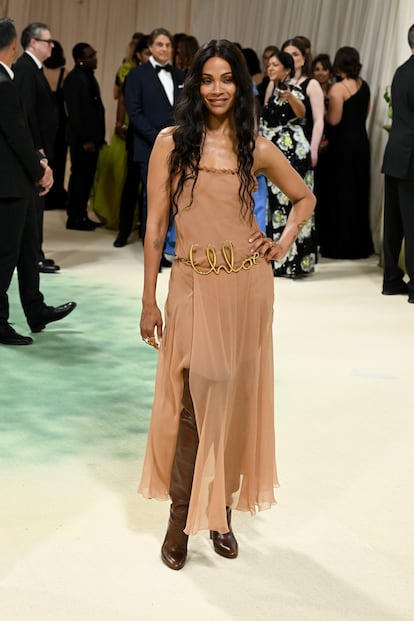 Zoe Saldana, con un minimalista vestido color 'nude' combinado con el cinturón de Chloé que ya se ha viralizado en redes sociales.