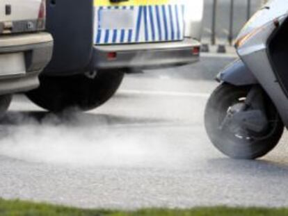 El Govern vol reduir la contaminació dels cotxes.