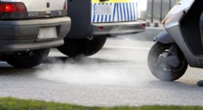 El Govern vol reduir la contaminació dels cotxes.