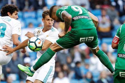 Guerrero, intenta un remate de cabeza ante los defensas del Real Madrid.