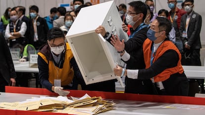 Conteo de los resultados electorales en Hong Kong (China), el pasado domingo.