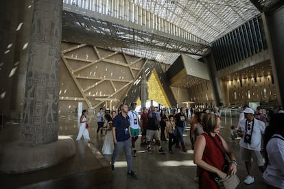 Vista del atrio principal durante la visita al Gran Museo Egipcio, el 15 de octubre de 2024.