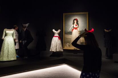 'La duquesa de Alba de blanco', de Francisco de Goya, junto al modelo que inspiró.