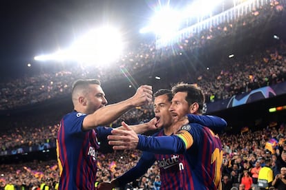 Messi celebra el segundo gol con sus compañeros Philippe Coutinho y Jordi Alba.
