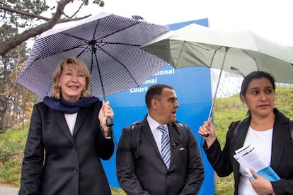La exfiscal de Venezuela Luisa Ortega Díaz, a la izquierda, este jueves en La Haya.