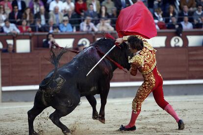 El novillero Paco Chaves, en uno de sus tres pinchazos al primero de su tarde.