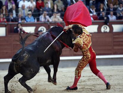 El novillero Paco Chaves, en uno de sus tres pinchazos al primero de su tarde.