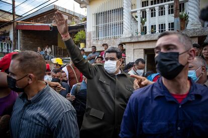 El presidente de Venezuela Nicolás Maduro, recorre las zonas afectadas durante trabajos de limpieza y búsqueda de cuerpos en Tejerías, el 10 de octubre de 2022.
