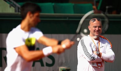 Agassi observa a Djokovic durante un entrenamiento.