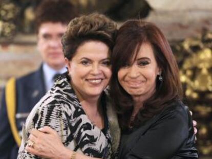 Cristina Fernández de Kirchner abraza a Dilma Rousseff.
