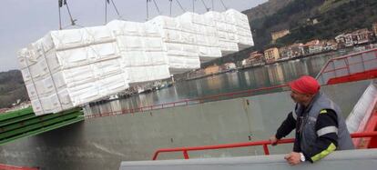 Descarga de pasta de papel en el puerto de Pasajes.