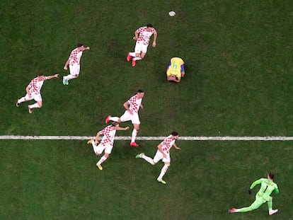 Los jugadores de Croacia celebraban el triunfo ante Brasil en los penaltis después de que Marquinhos fallara su lanzamiento de penalti.