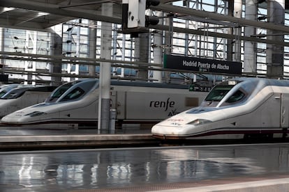 Trenes AVE de Renfe en la estación madrileña de Atocha.