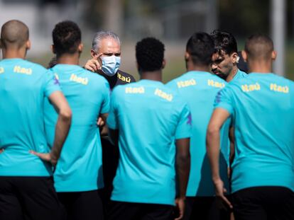 O técnico Tite dá instruções aos jogadores da seleção durante o treinamento na Granja Comary para as eliminatórias da Copa do Mundo de 2022,  contra o Equador e Paraguai. Teresópolis, Brasil.