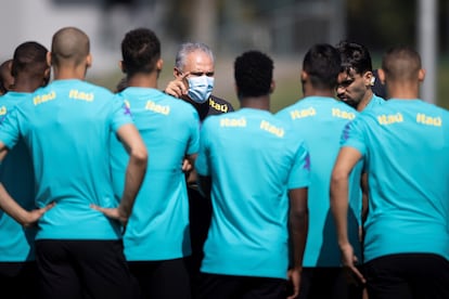 O técnico Tite dá instruções aos jogadores da seleção durante o treinamento na Granja Comary para as eliminatórias da Copa do Mundo de 2022,  contra o Equador e Paraguai. Teresópolis, Brasil.