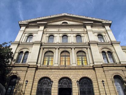 Fachada neoclásica de la Universidad de Deusto en Bilbao.