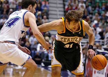 Raul Lopez disputa el balón al jugador de los Seattle SuperSonics Brent Barry.