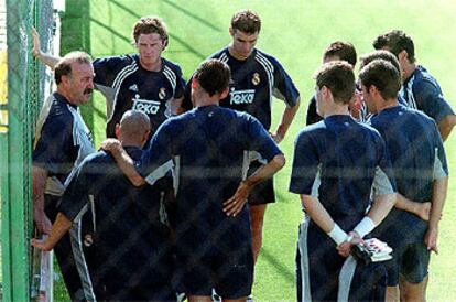 Del Bosque, rodeado de los jugadores del Real Madrid, durante un entrenamiento.