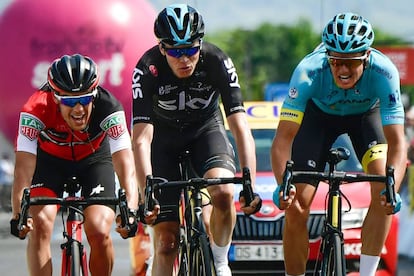 Fuglsang, a la derecha, se impone a Porte, a la izquierda, y Froome.