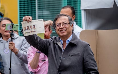 Gustavo Petro vota en la institución educativa Marco Antonio Carreño Silva, en el centro de Bogotá. 