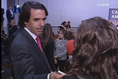 José María Aznar introduce el bolígrafo en el escote de la reportera de Cuatro.