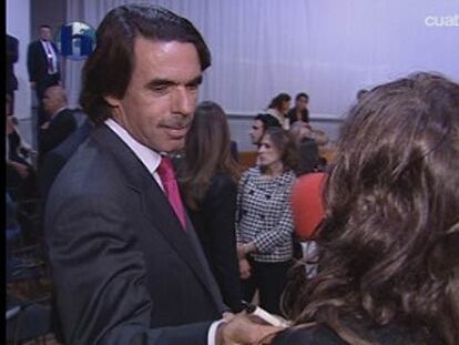 José María Aznar introduce el bolígrafo en el escote de la reportera de Cuatro.
