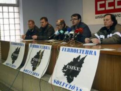 Una representación de los sindicatos CCOO y CIG, presentes en los comités de Navantia en Ferrol y Fene, durante la rueda de prensa hoy para valorar en profundidad la adjudicación de dos floteles al astillero público y a Hijos de J. Barreras.