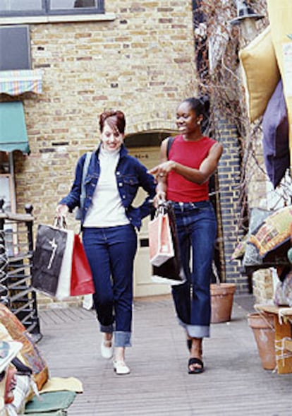 Dos mujeres, de compras en el mercado de Camden, uno de los 50 rastros que se celebran en Londres.