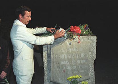 Imanol Arias, en el parque García Lorca, donde se cree que están los restos del poeta.