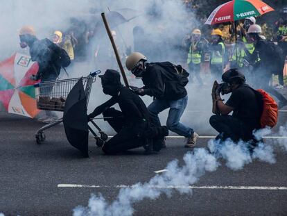 Manifestantes enfrentam a polícia no bairro de Sha Tin, em Hong Kong.