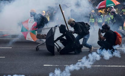 Manifestantes enfrentam a polícia no bairro de Sha Tin, em Hong Kong.