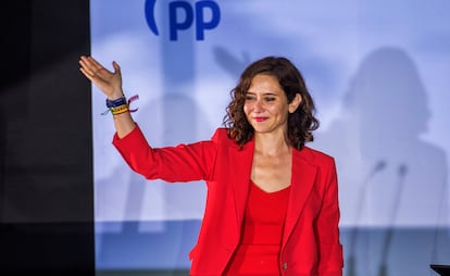 Ayuso celebra la victoria del partido en la sede nacional del PP en la noche electoral.