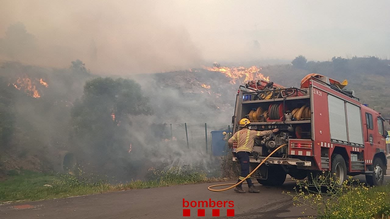 Un incendio de vegetación obliga a confinar las localidades de Ciutadilla y Nalec (Lleida) 